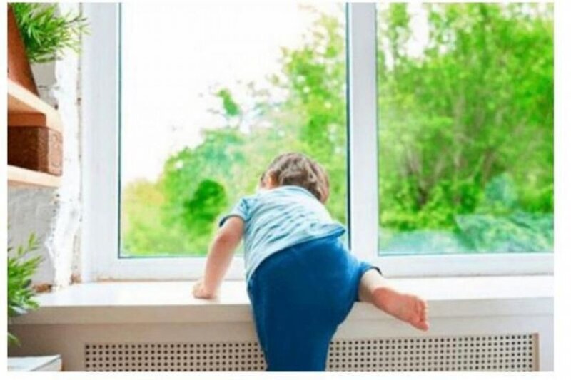 Yevlaxda üç yaşlı uşaq binadan yıxılaraq ölüb