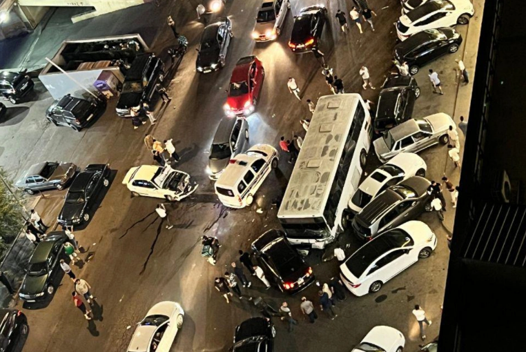 Bakıda dəhşətli qəza: Avtobus 10-dan çox maşına ÇIRPILDI - YENİLƏNİB