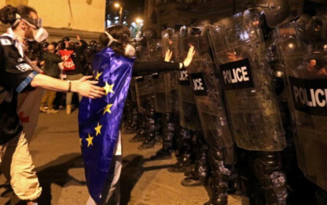 Bu ölkə hakimiyyəti öz xalqından qorxduğundan Rusiyadan ordu göndərməsini istəyə bilər...