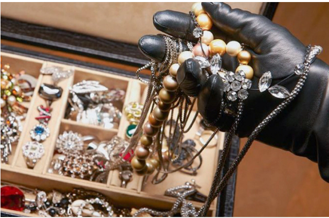 Restoranda 12 min manatdan çox pul və qızıl oğurlamaqda şübhəli bilinən qadın saxlanılıb