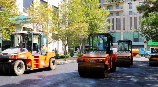 Zərifə Əliyeva küçəsində asfaltlanma işləri aparılır