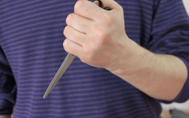 Qayçı ilə sinəsinə ağır xəsarət yetirdi - Yenilənib