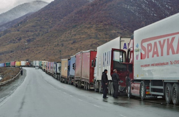 Rusiya-Gürcüstan sərhədində minlərlə maşın gözləyir