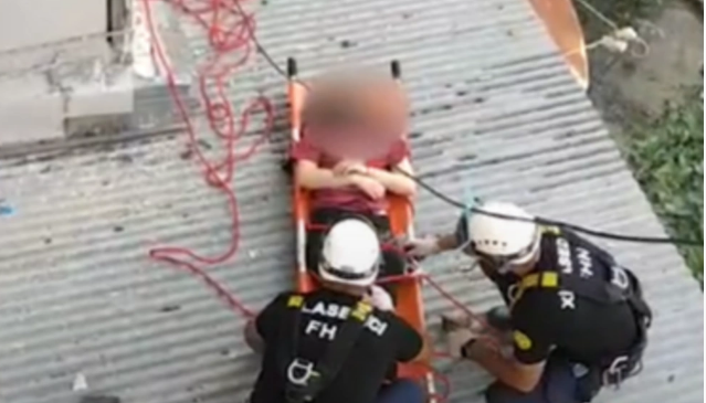 Sumqayıtda artırmanın damına yıxılan şəxs xilas edildi