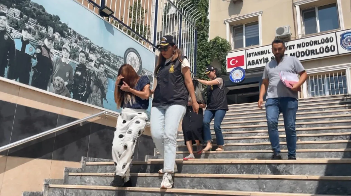 Qadın paltarı geyinib oğurluq etdi