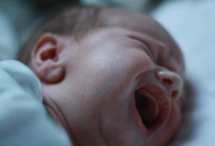 İki yaşlı körpənin müəmmalı ÖLÜMÜ: "Həkimin tapşırığı ilə xadimə qızdırmasını ölçüb, iynə vurdu"