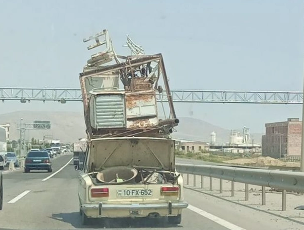 Minik avtomobili özündən böyük yüklə hərəkətin intensiv olduğu yola çıxdı