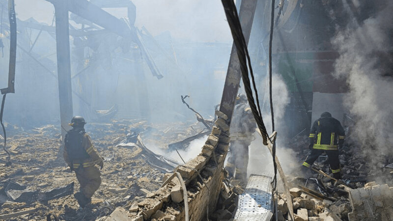 Rusiya Ukraynada supermarketi vurdu: Artıq 11 ölən var