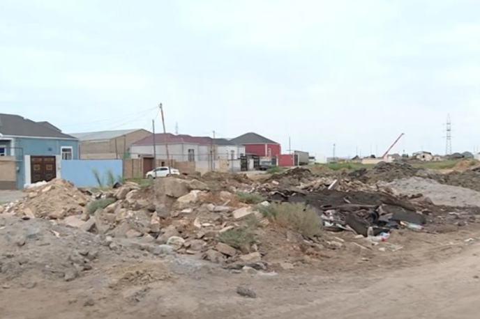 Abşeronda yolun üzərində evlər inşa edilir - İDDİA