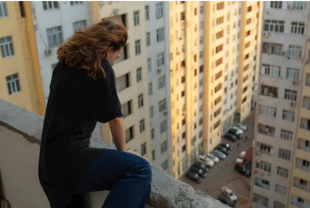 Bakıda qadın özünü bacısının evindən atdı