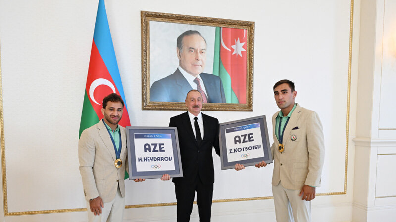 Hidayətlə Zelimdən Prezidentə xatirə hədiyyəsi (FOTO)