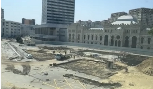 Metronun "28 May" stansiyasının ətrafında söküntü işləri aparılır