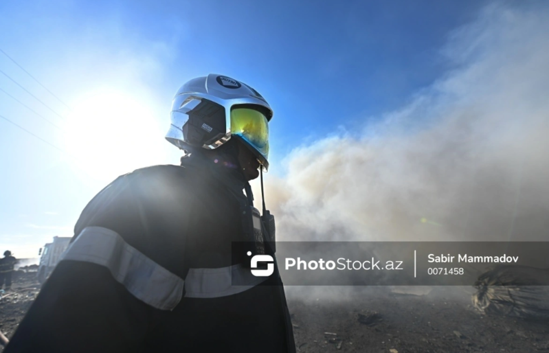 Abşeronda geyim malları anbarı yanıb