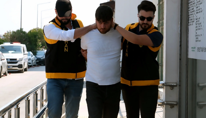 Polisi görüb damdan qaçdı