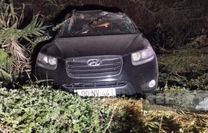 Bakı-Qazax yolunda avtomobil kanala düşüb: Xəsarət alan var