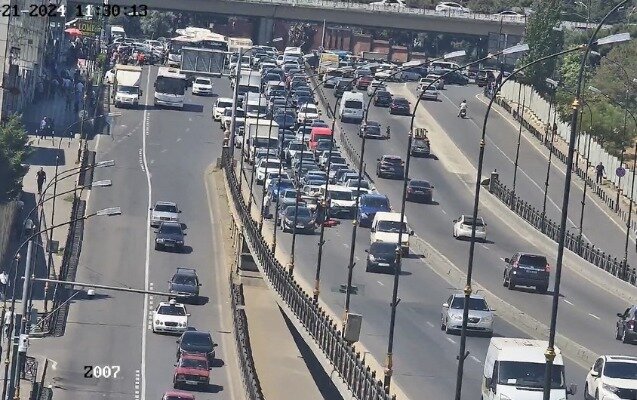 Bakıda qəza oldu, yük yola dağıldı