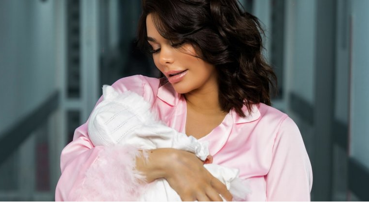 Aysun körpəsini qızıl suyunda çimizdirdi