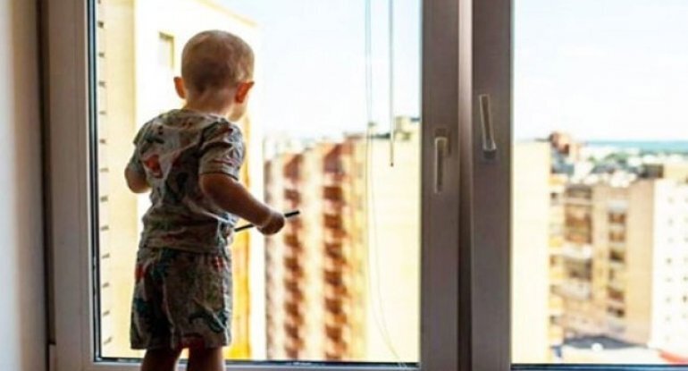 Bakıda DƏHŞƏT: İki yaşlı uşaq eyvandan yıxılaraq öldü