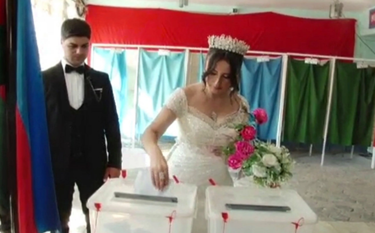 Tovuzda bəy və gəlin səs verdilər