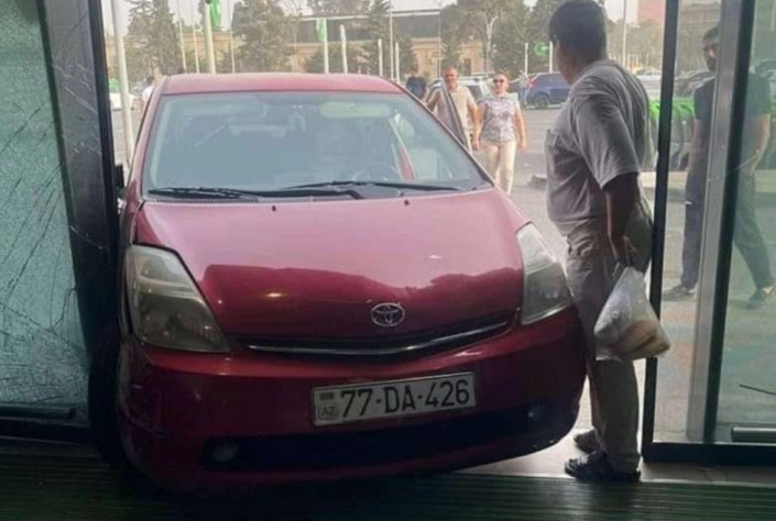 Bakıda "Prius" marketə ÇIRPILDI