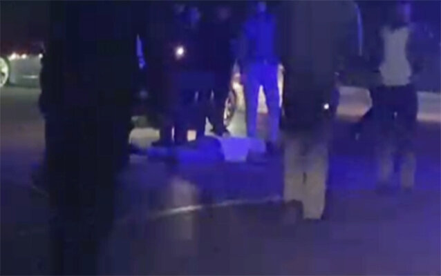 Qəzaya baxmağa toplaşanları maşın vurdu - Yaralılar var