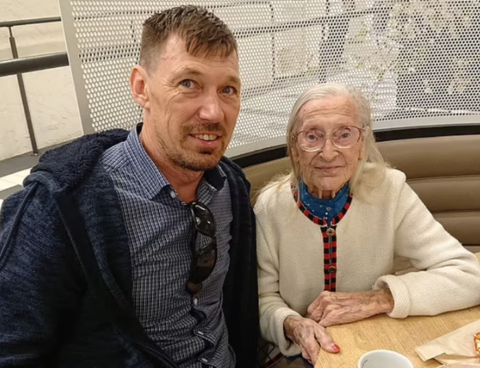 48 yaşlı kişi 104 yaşlı qadına AŞİQ OLDU: Məhkəmə onların sevgisinə İNANMADI - FOTOLAR