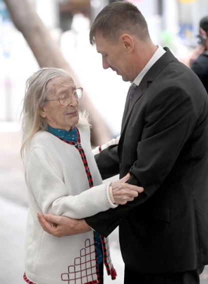 48 yaşlı kişi 104 yaşlı qadına AŞİQ OLDU: Məhkəmə onların sevgisinə İNANMADI - FOTOLAR