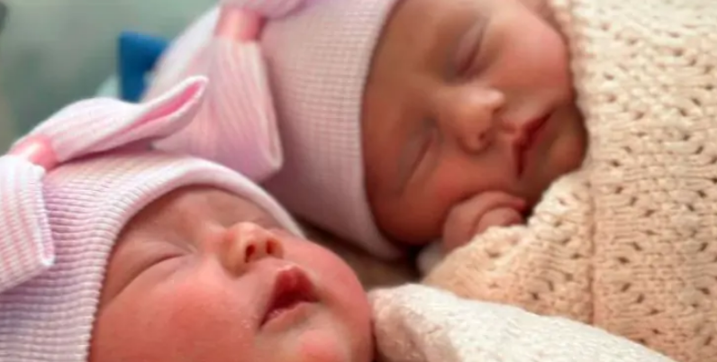 Xəstəxanada QARIŞIQLIQ: Ana övladlarını ayırd EDƏ BİLMİR - FOTO