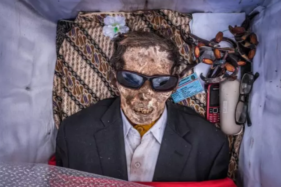 Qəribə ADƏT: Ölən qohumlarını qəbirdən çıxarır, paltar geyindirir, ŞƏKİL ÇƏKDİRİRLƏR - FOTOLAR