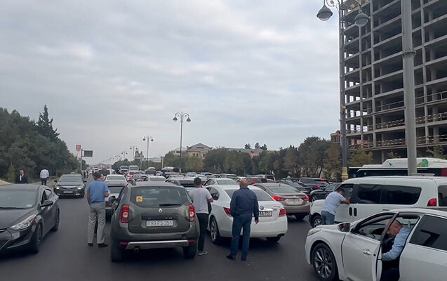 8 Noyabr prospektində hərəkət yenə dayandı - Video