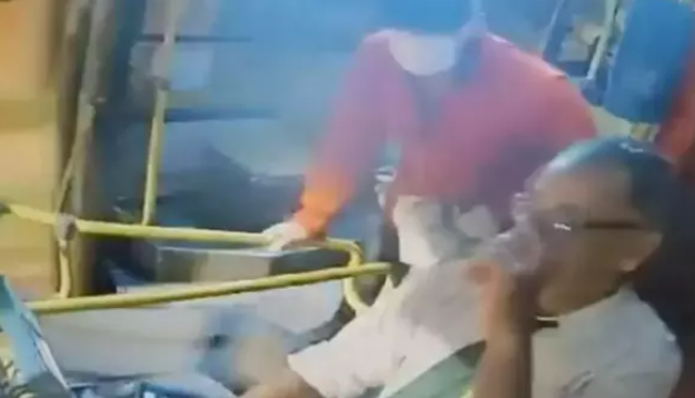 Hərəkətdə olan avtobus sürücüsünü bıçaqlayıb öldürdü - GÖRÜN HANSI SƏBƏBDƏN