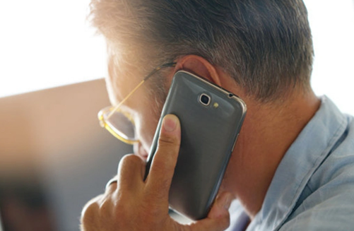 Kişi başqa qadınla telefonla danışdı, arvadı tutdu