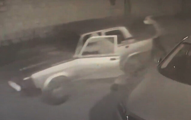 Qaçırdıqları maşınla oğurluğa gedən qardaşlar kameraya düşdü - Video