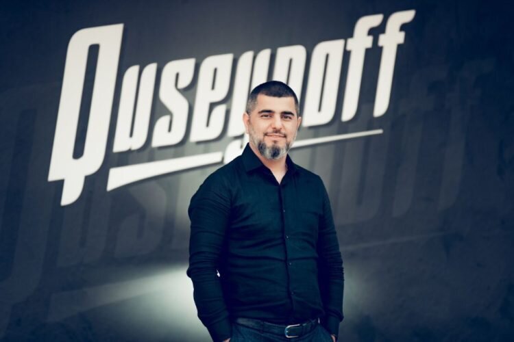 "Quseynoff"markası ilə Emin Hüseynov saxta içki istehlal edir