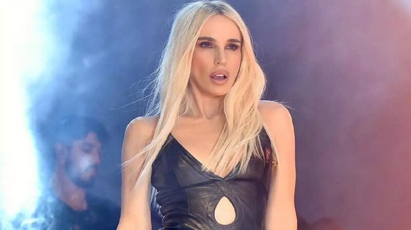 Gülşen səhnə geyimi ilə yenidən diqqət mərkəzində - VİDEO