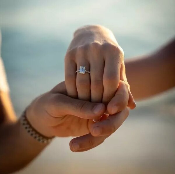 Futbolçudan sevgilisinə evlilik təklifi - VİDEO