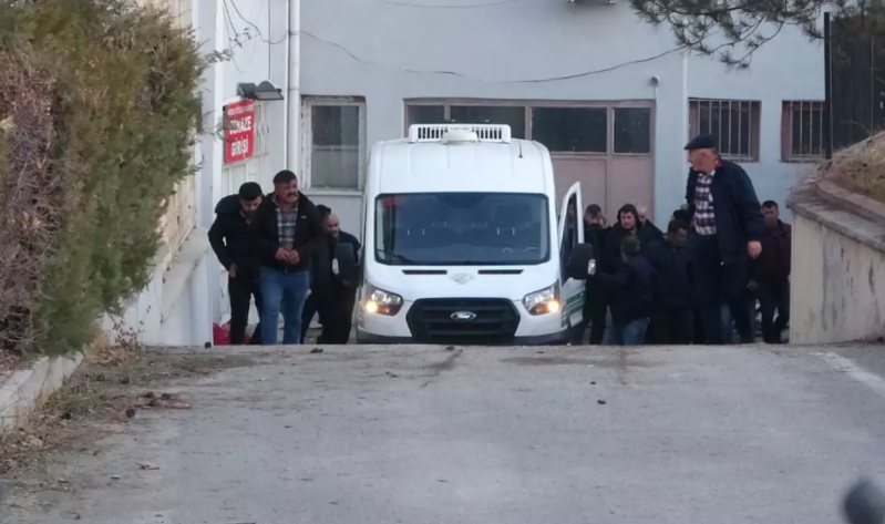 Qonaq getdiyi evdə 83 yaşlı qadını bıçaqlayaraq öldürüb