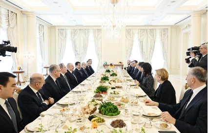 Azərbaycan Prezidentinin Gürcüstanın Baş naziri ilə nahar əsnasında geniş tərkibdə görüşü olub