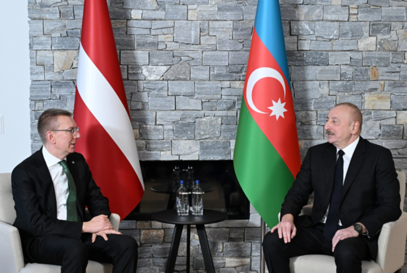 Prezident İlham Əliyev Davosda latviyalı həmkarı ilə görüşüb