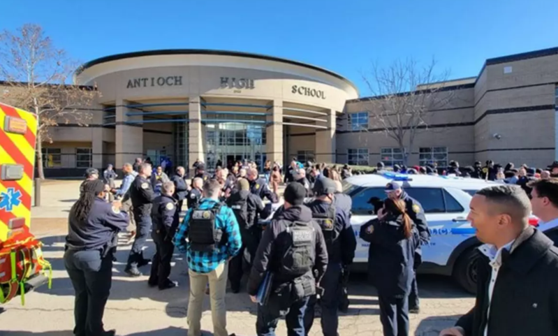 Orta məktəbdə atışma olub: 2 ölü, 1 yaralı var - VİDEO