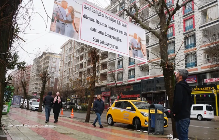 Görün özünü həyat yoldaşını bağışlatmaq üçün nə etdi - VİDEO