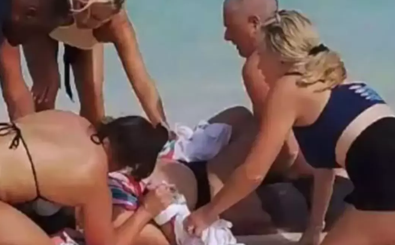 Şəkil çəkmək üçün köpək balığına yaxınlaşan qadın hər iki əlindən oldu