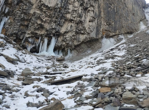 Azərbaycanda 75 metrlik şəlalə donub