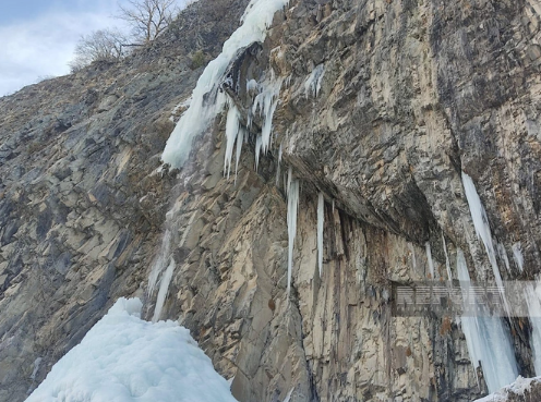 Azərbaycanda 75 metrlik şəlalə donub