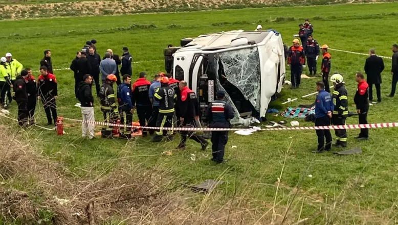 Şagirdləri daşıyan avtobus aşıb: 2 nəfər ölüb, 26 nəfər yaralanıb