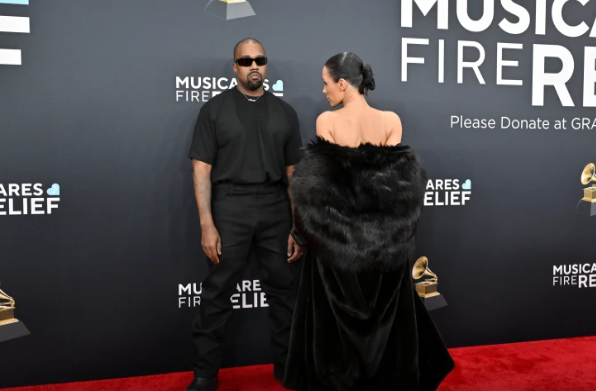 Məşhur müğənni həyat yoldaşı haqqında film çəkdirir