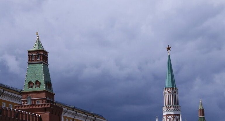 Yağışdan sonra səma bənövşəyi rəngə boyandı