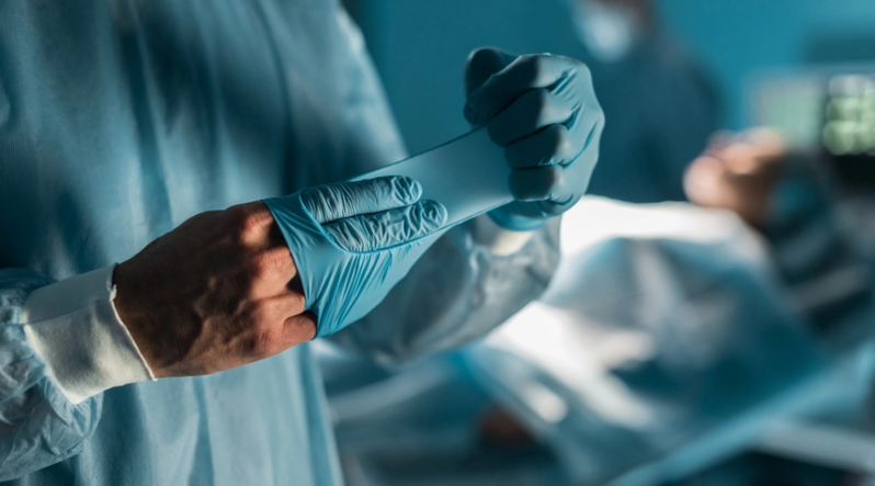 Kişinin gözünə mismar girdi