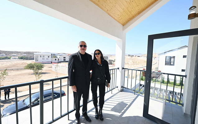 Prezidentlə xanımı Ağdərə sakinlərinə evlərinin açarlarını təqdim etdi
