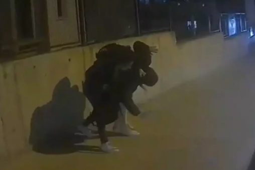 Sevgilisini küçənin ortasında döydü - VİDEO